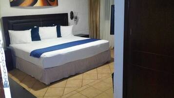 Habitación individual Confort | Escritorio, tabla de planchar con plancha, wifi gratis y ropa de cama