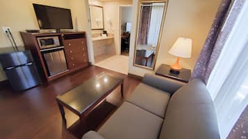 Suite, 1 trÚs grand lit, non-fumeurs (One-Bedroom Suite) | Coin séjour | Télévision LED de 32 pouces avec chaßnes par satellite, télévision