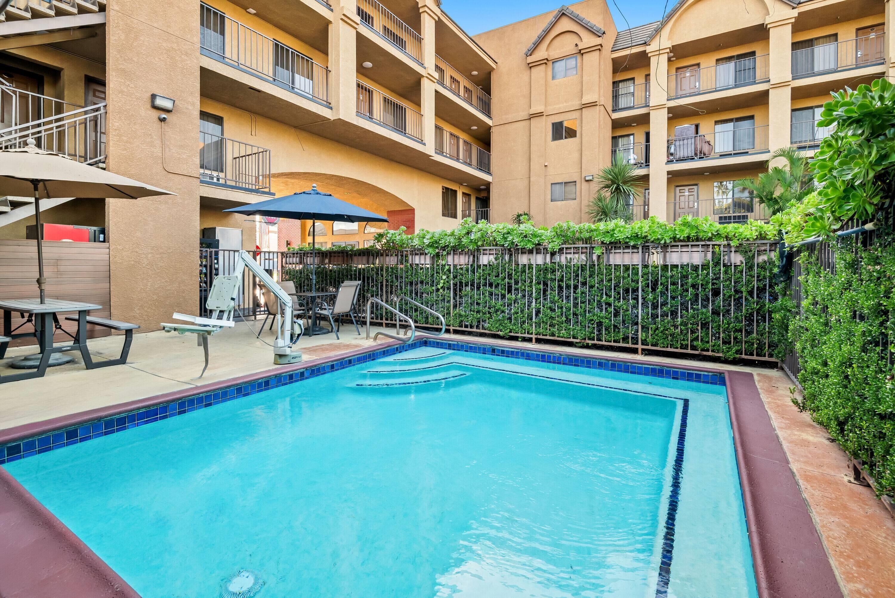 Una piscina al aire libre