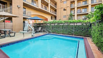 Una piscina al aire libre