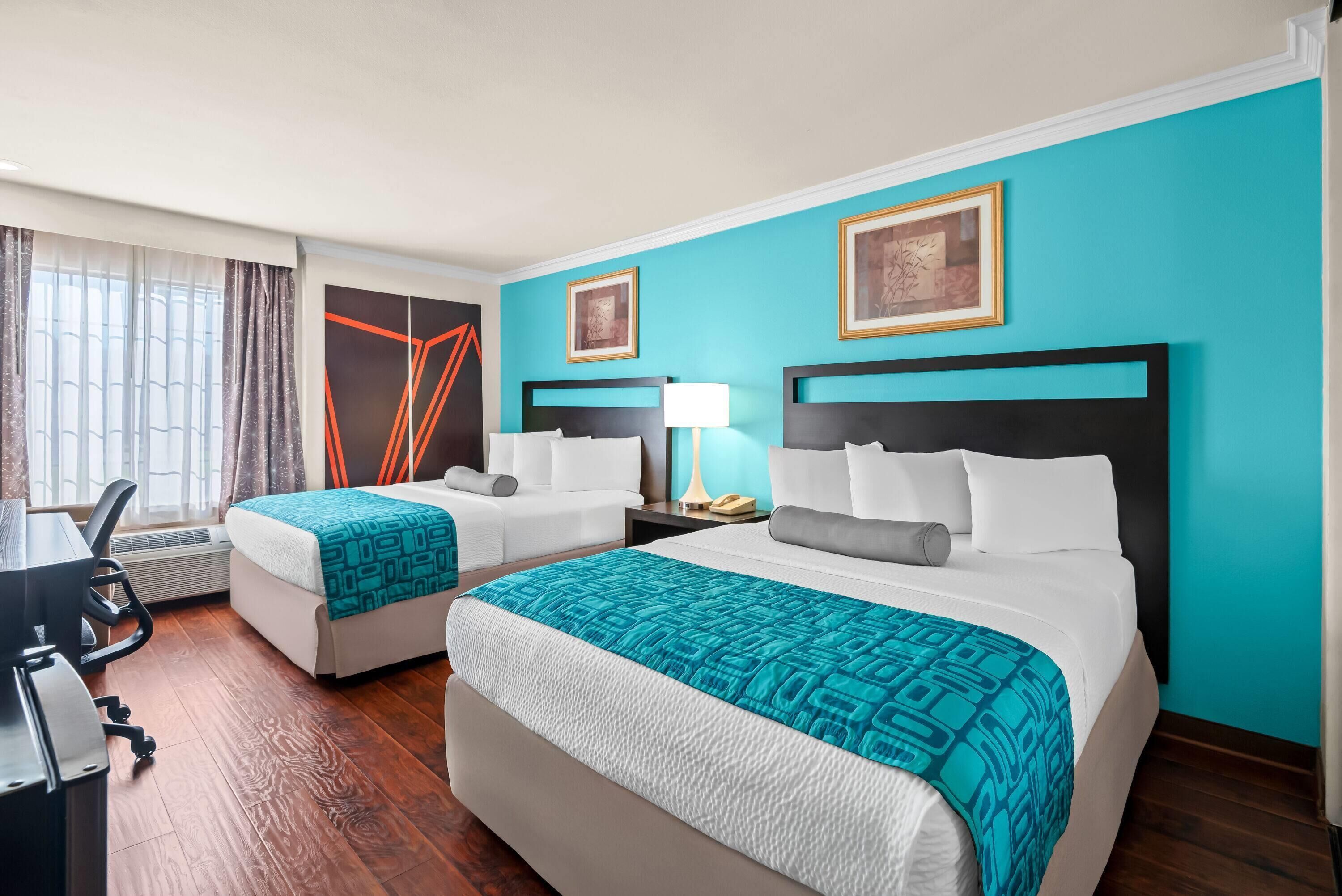 标准房, 2 张大床 | 办公桌、遮光窗帘、熨斗/熨衣板、免费婴儿床