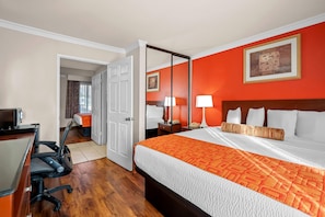 Suite, varias camas, no fumadores (Two-Bedroom Suite) | Escritorio, cortinas opacas, tabla de planchar con plancha