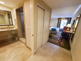 Bañera con ducha, artículos de tocador gratuitos, secador de pelo