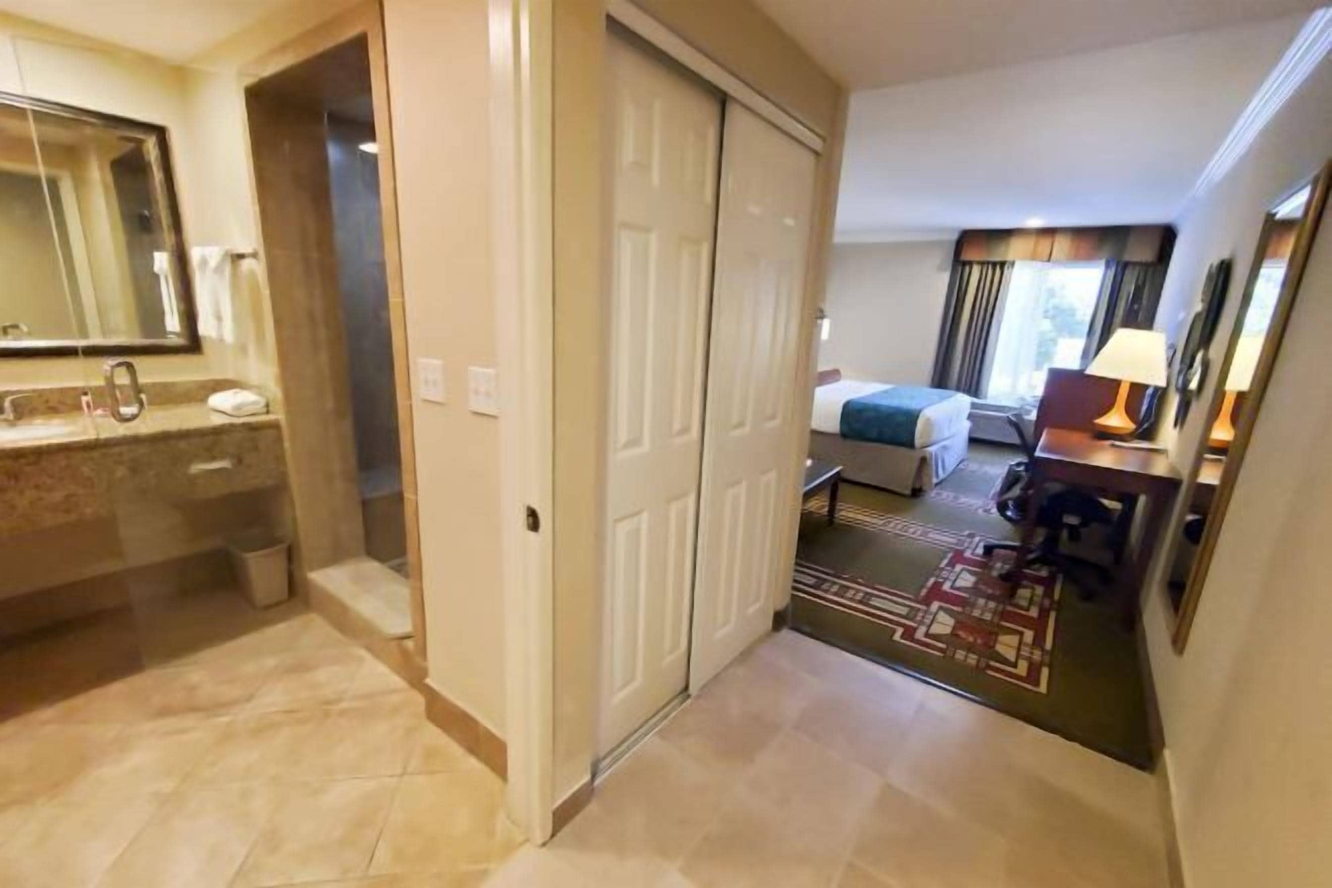 Escritorio, cortinas blackout y tabla de planchar con plancha 