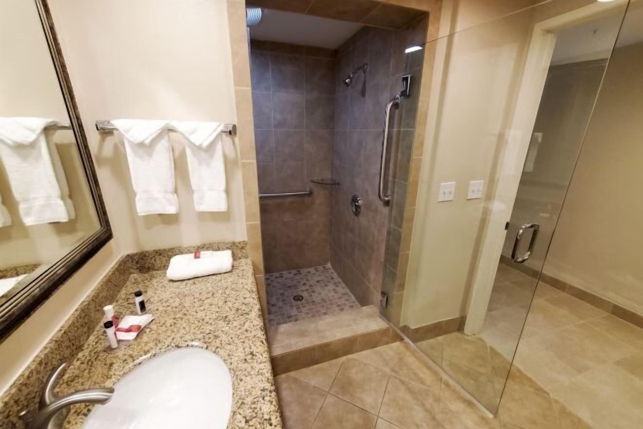 Baño | Tina con regadera, amenidades de baño gratuitas, secadora de cabello 