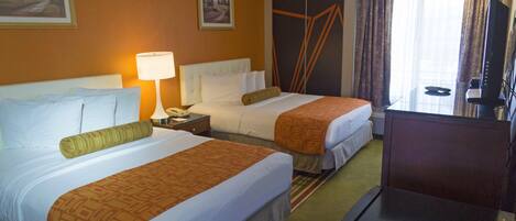 Chambre Standard, 2 grands lits | Bureau, rideaux occultants, fer et planche Ă repasser