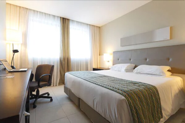 Habitación estándar, 1 cama Queen size | Minibar, caja de seguridad en la habitación y escritorio 
