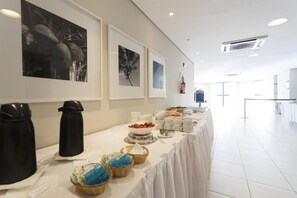 Café da manhã com buffet todos os dias (BRL 58 por pessoa) 