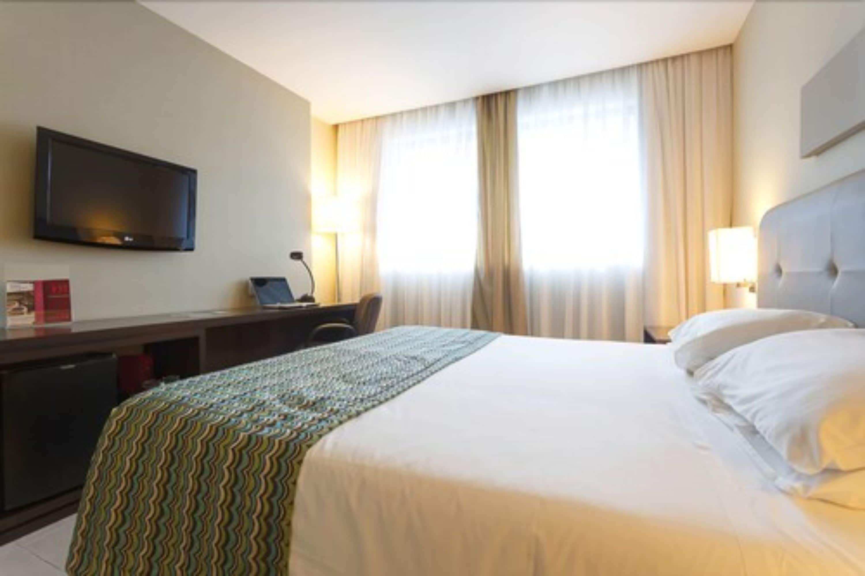 standard room, 1 queen bed | minibar, in-room safe, desk, blackout curtains