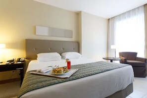 Superior-Zimmer, 1 Queen-Bett | Minibar, Zimmersafe, Schreibtisch, Verdunkelungsvorhänge