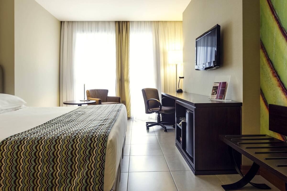 Superior Twin Room, 2 Single Beds | Minibar, in-room safe, desk, blackout curtains