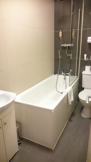 Combined shower/tub, rainfall showerhead, hair dryer, towels