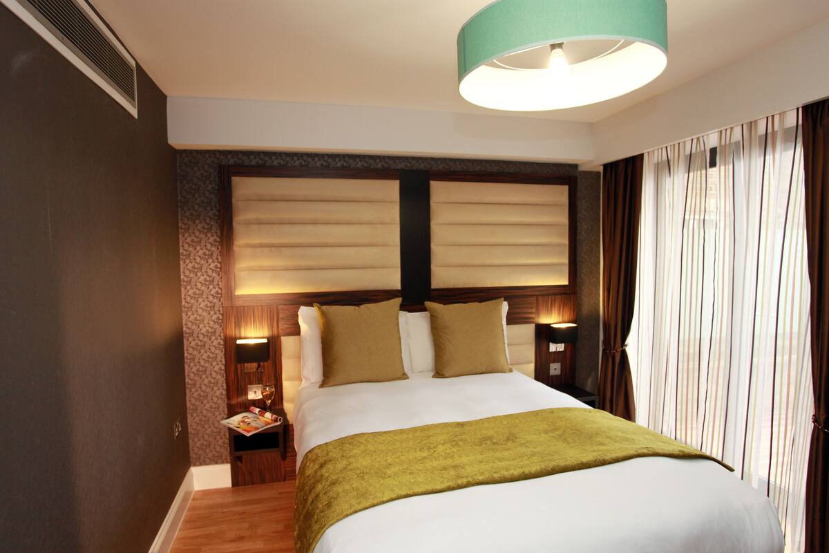Executive Apartment, 1 Bedroom | Egyptian cotton sheets, in-room safe, desk, iron/ironing board