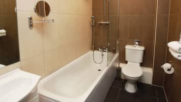 Combined shower/bathtub, rainfall showerhead, hair dryer, towels