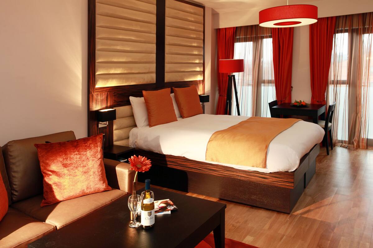 Studio | Egyptian cotton sheets, in-room safe, desk, iron/ironing board