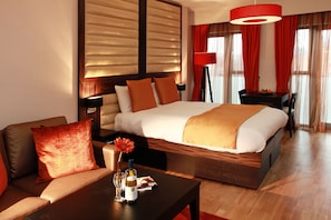 Studio | Egyptian cotton sheets, in-room safe, desk, iron/ironing board - Maitrise Suites (London)