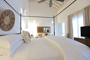 Junior suite | Luxe beddengoed, een minibar, een kluis op de kamer