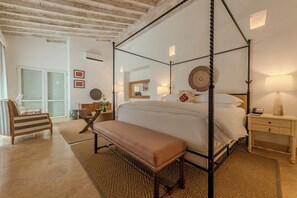 Junior Suite | Bathroom | Shower, free toiletries, hair dryer, bathrobes