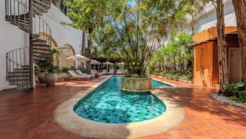 حمّام سباحة خارجي