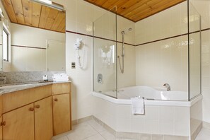 Articles de toilette écologiques, séchoir à cheveux, serviettes fournies