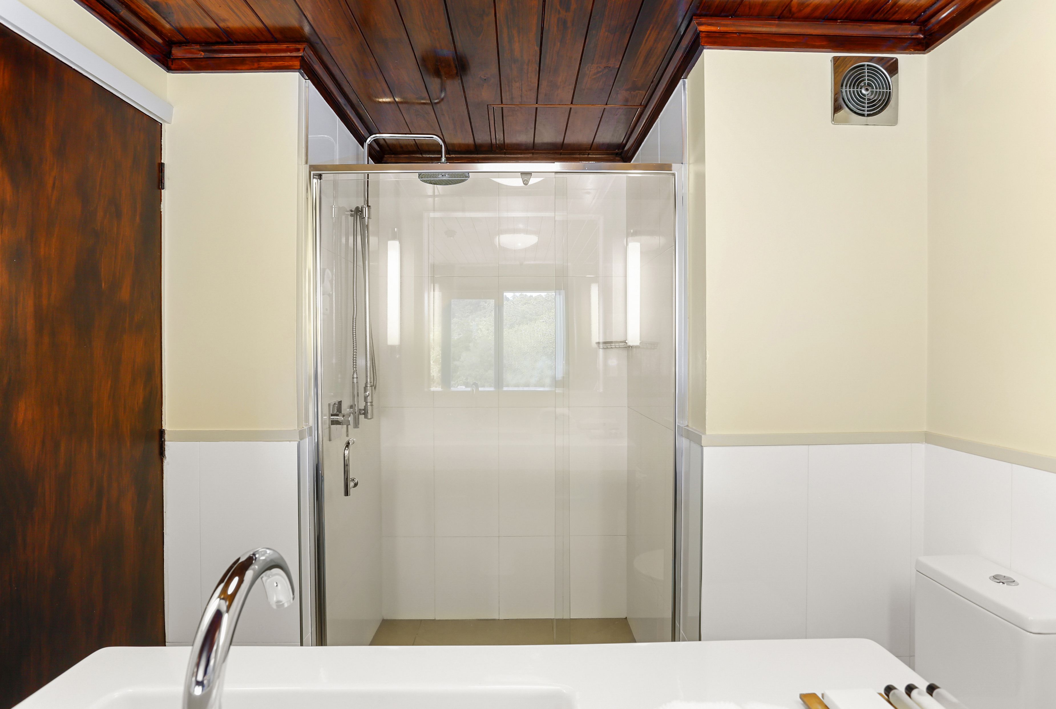 Un baño con ducha, lavamanos e inodoro.