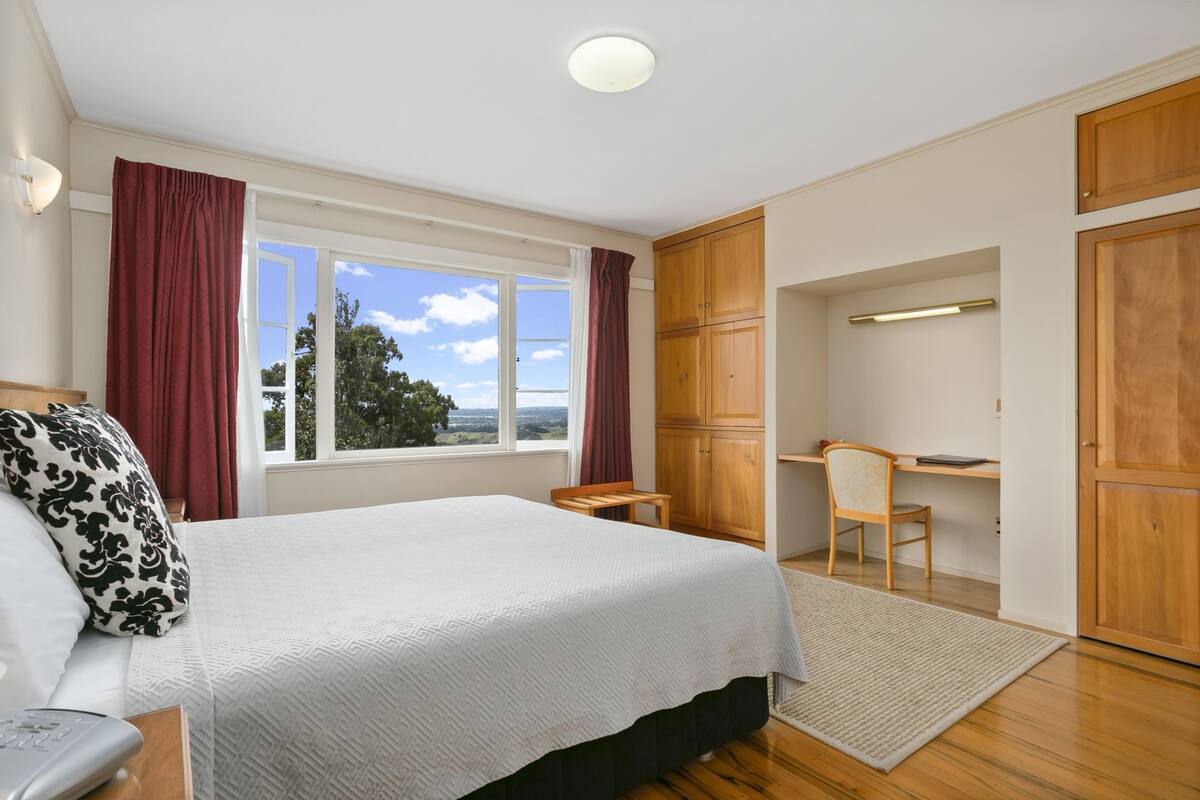 Une chambre à coucher avec un lit, un bureau et une chaise.