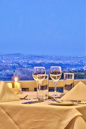 Breakfast, lunch and dinner served