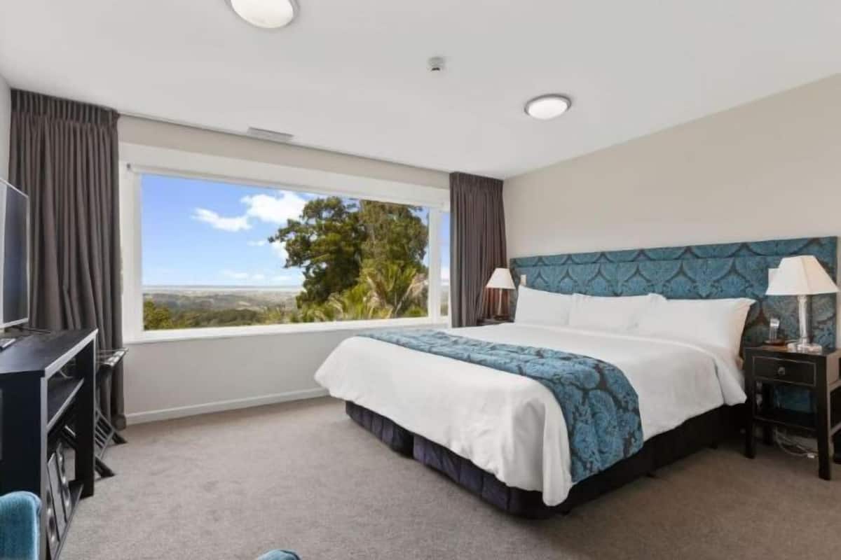 2 bedrooms, premium bedding, in-room safe, desk