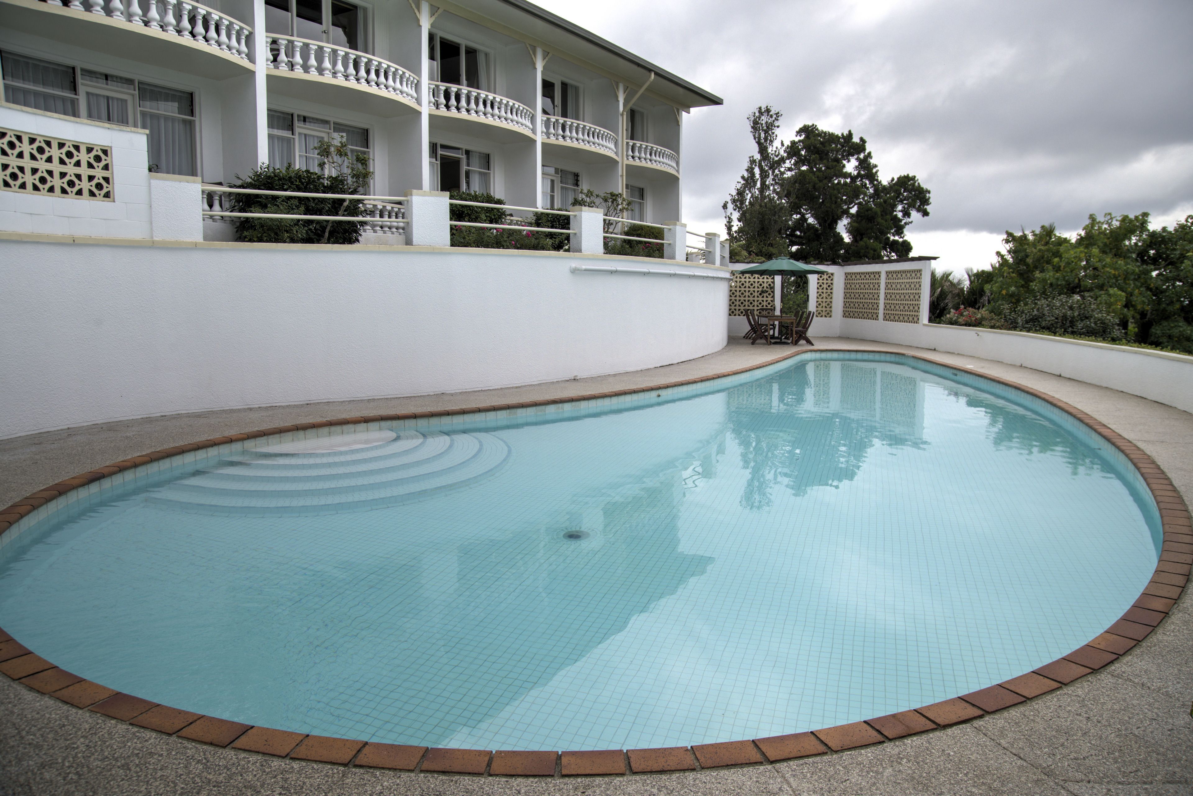 室外游泳池，日光浴躺椅