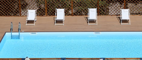 Una piscina al aire libre de temporada