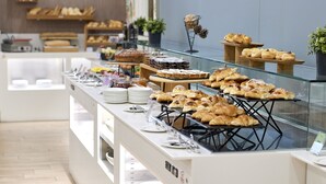 A bakery display with various baked goods and pastries. - Occidental Aurelia (Rome)