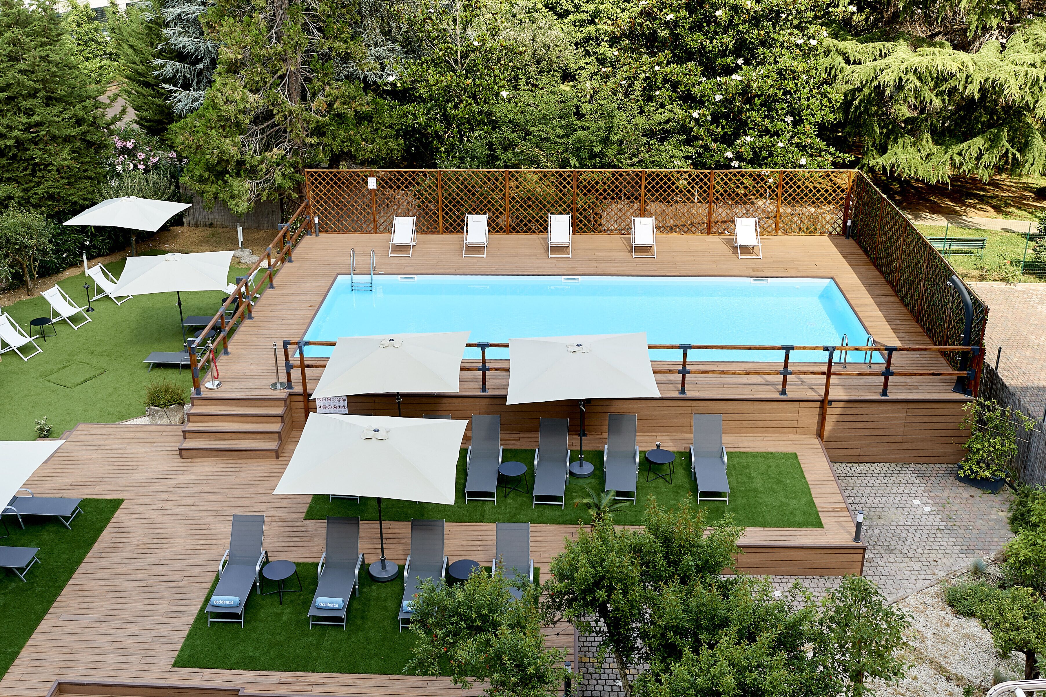 시즌별로 운영되는 야외 수영장