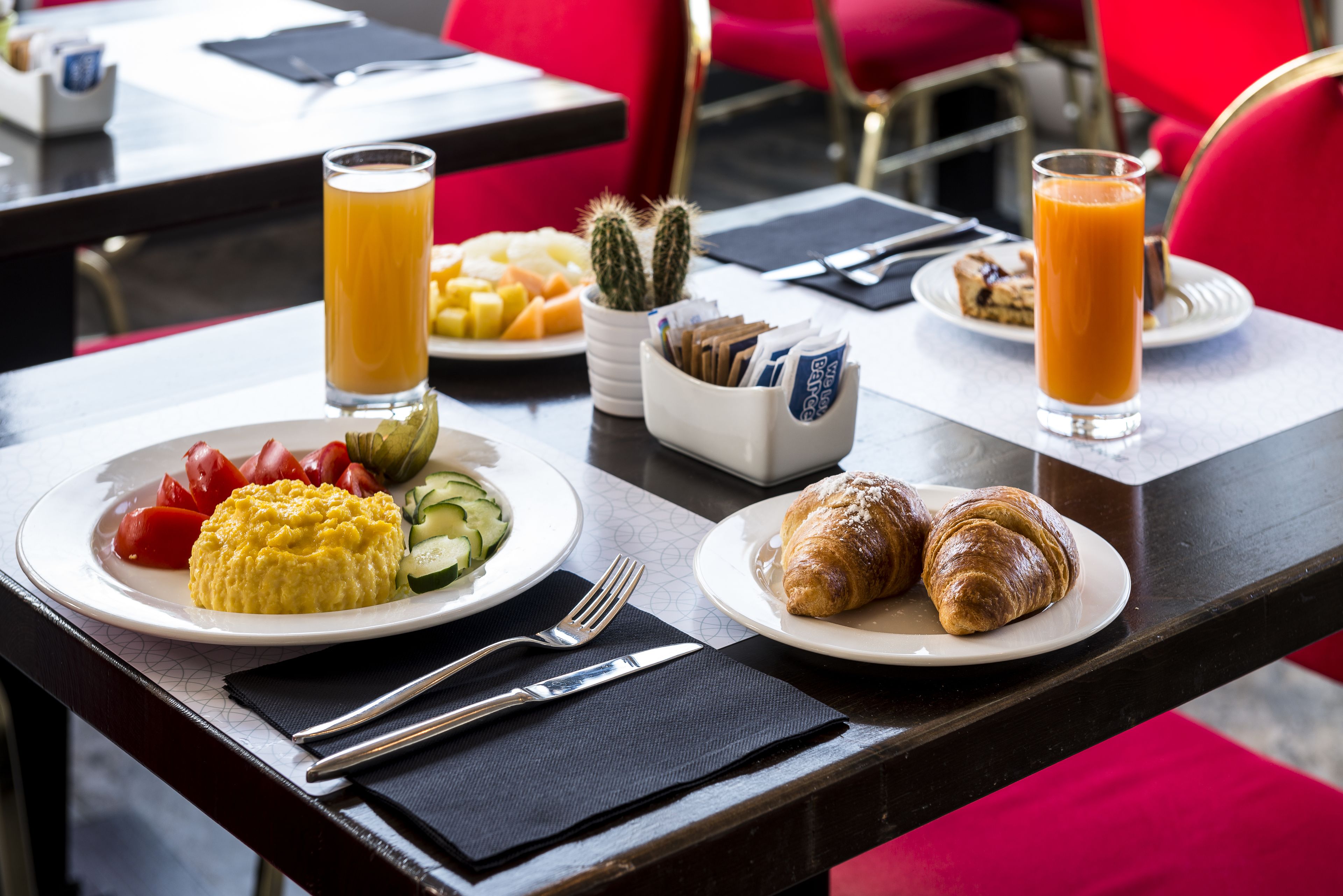 Se ofrece un desayuno completo todos los días (14 EUR por persona)