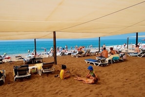 Private beach nearby, free beach shuttle, beach volleyball