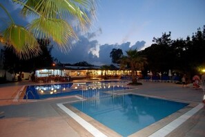 2 utendørsbassenger, bassengparasoller og solsenger