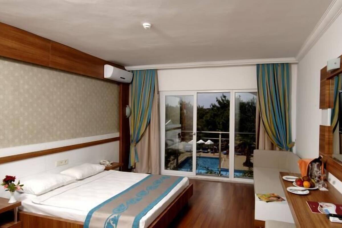 Standard Room | Premium bedding, minibar, blackout drapes, WiFi (surcharge)