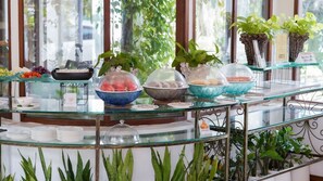 Petit déjeuner buffet (300 THB par personne)