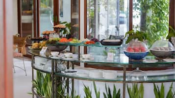 Petit déjeuner buffet (300 THB par personne)
