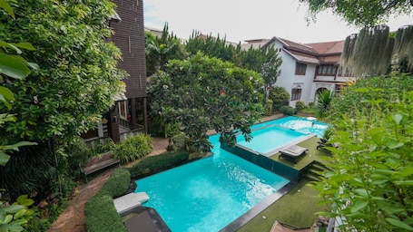 Una piscina al aire libre