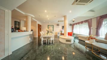 Grand Two Bedroom Residence Suite (Air Purifier) | Soggiorno | TV LCD 32 pollici con canali satellitari, TV