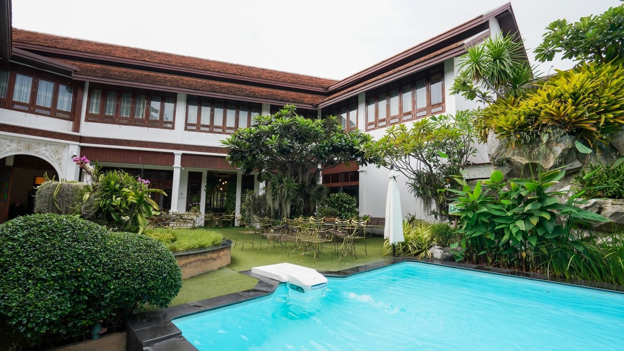 Una piscina al aire libre