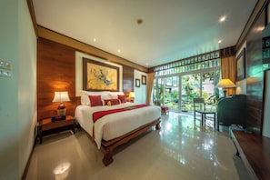 Deluxe Balcony Room (Air Purifier) | Television
