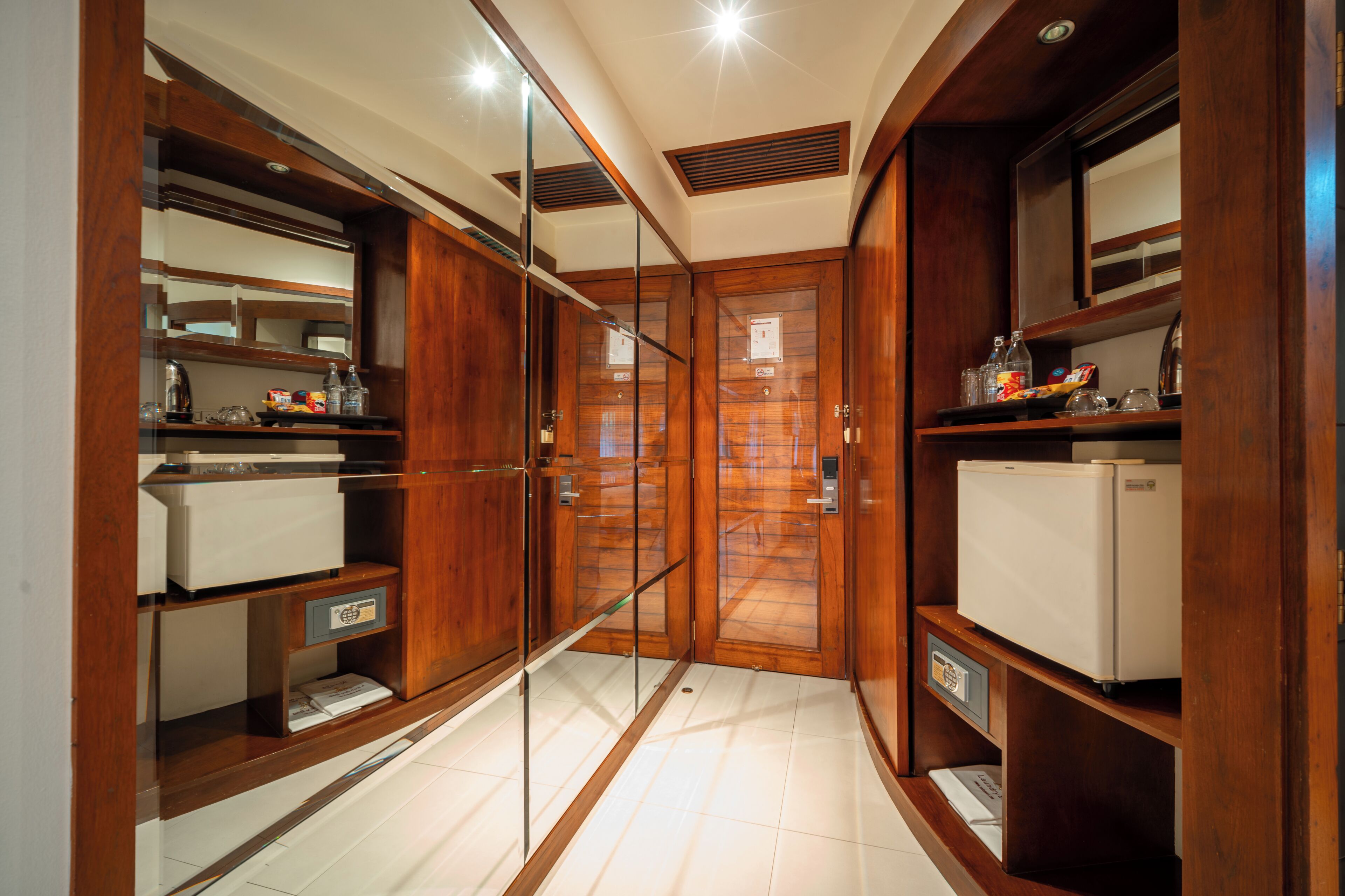Minibar, caja de seguridad en la habitación y decoración personalizada 