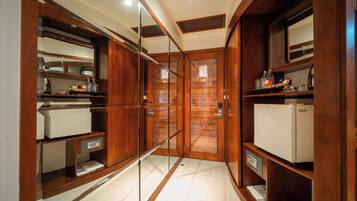 Minibar, caja de seguridad en la habitación y decoración personalizada