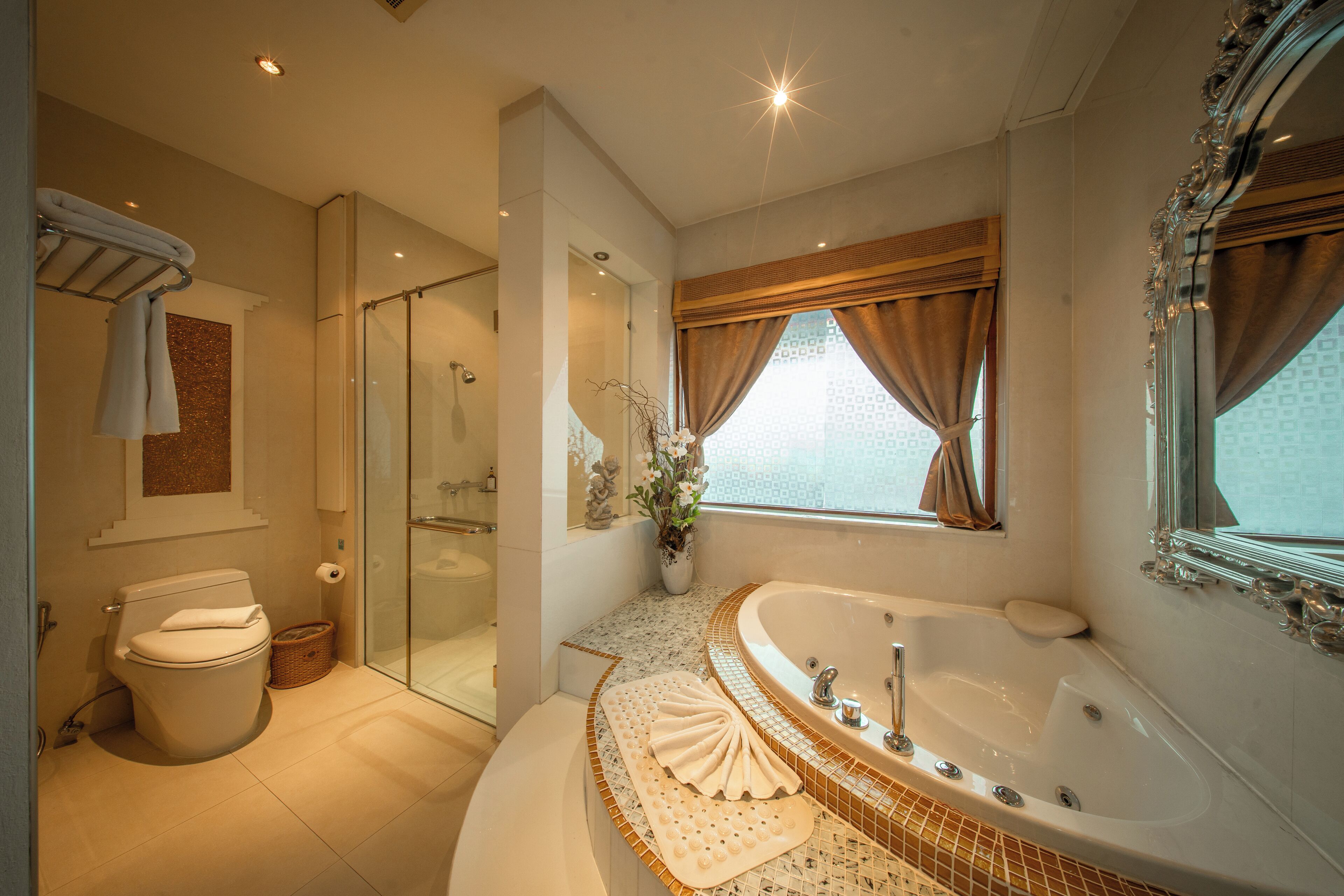 Grand Two Bedroom Residence Suite (Air Purifier) | Badkamer | Gratis toiletartikelen, een haardroger, badjassen, pantoffels