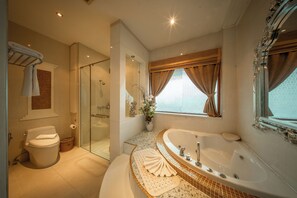 Grand Two Bedroom Residence Suite (Air Purifier) | Salle de bain | Articles de toilette gratuits, sèche-cheveux, peignoirs, chaussons