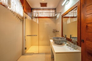 Grand Two Bedroom Residence Suite (Air Purifier) | Baño | Artículos de higiene personal gratuitos, secador de pelo y albornoces