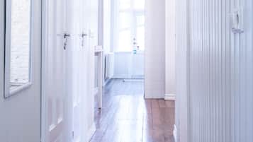 Apartamento Deluxe, 4 habitaciones | Zona de estar | Una televisión