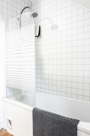 Deluxe Apartment, 4 Bedrooms | Bathroom | Hair dryer, towels - Luna Apartments (Reykjavik)