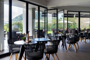 2 restaurants, servant le déjeuner et le dßner; cuisine internationale